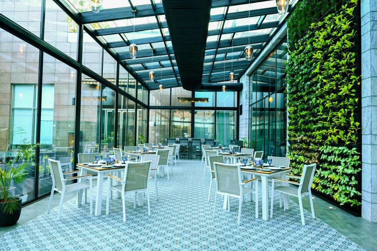 Radisson Blu Hotel Gauháti Kültér fotó The Terrace
