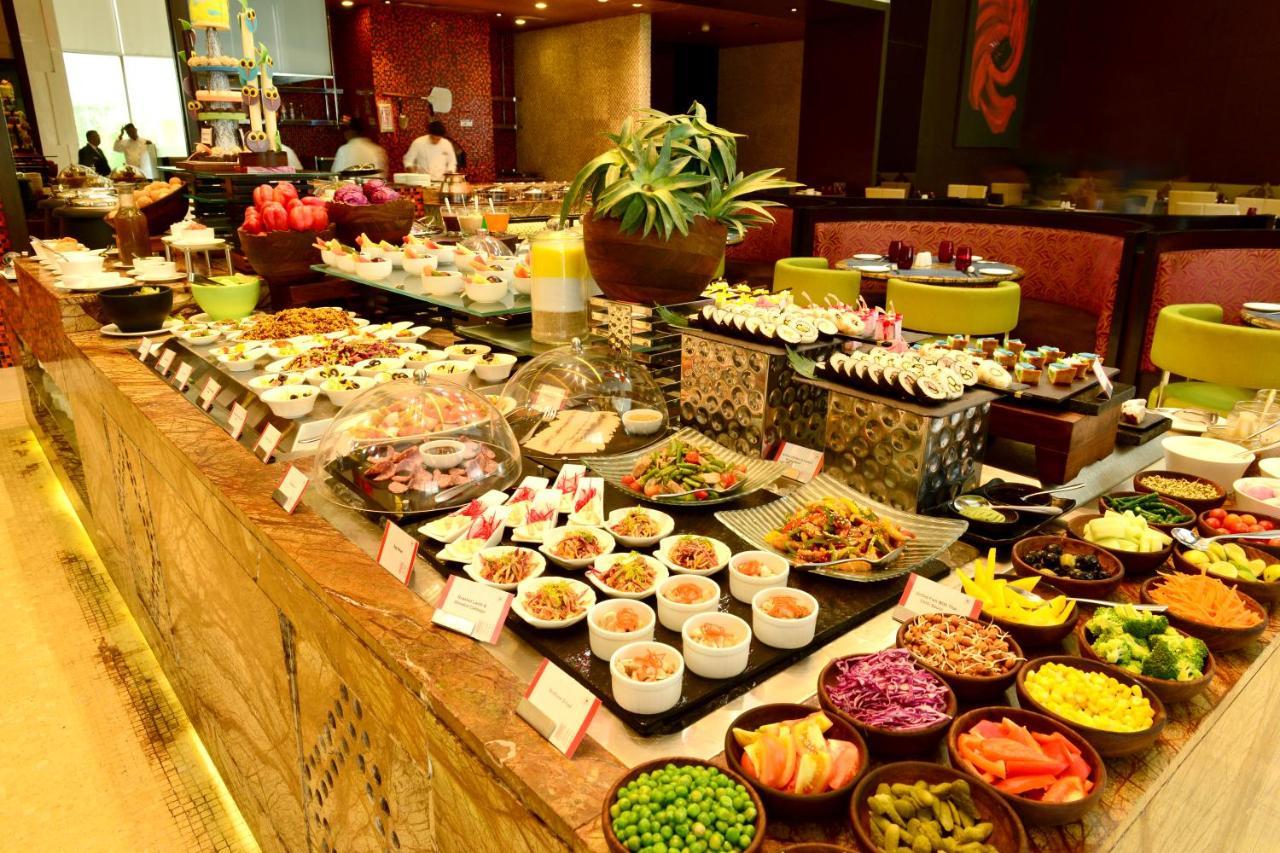 Radisson Blu Hotel Gauháti Kültér fotó A salad bar