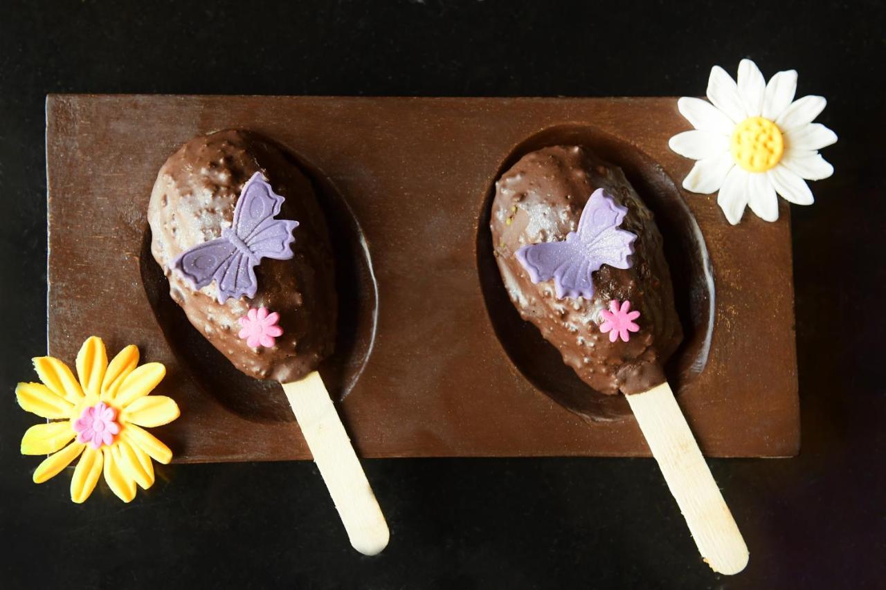Radisson Blu Hotel Gauháti Kültér fotó Chocolate-covered marzipan