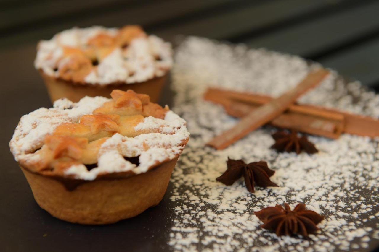 Radisson Blu Hotel Gauháti Kültér fotó A traditional Dutch apple pie