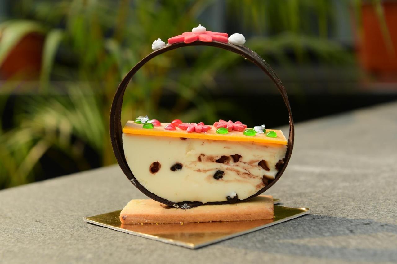 Radisson Blu Hotel Gauháti Kültér fotó A semifreddo