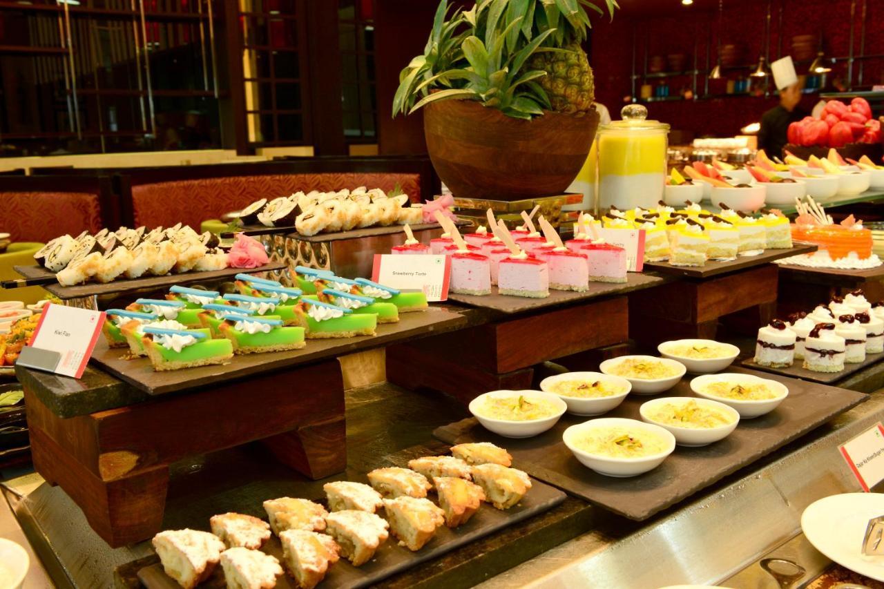 Radisson Blu Hotel Gauháti Kültér fotó A dessert buffet