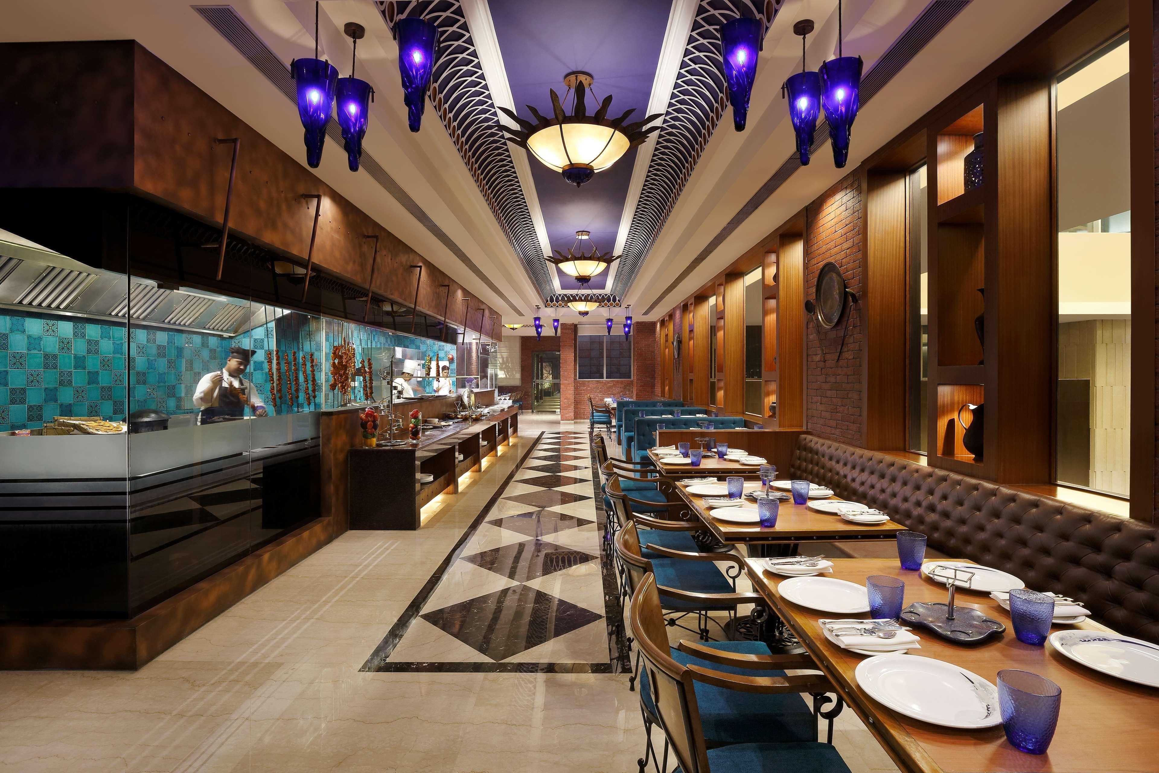 Radisson Blu Hotel Gauháti Kültér fotó The restaurant