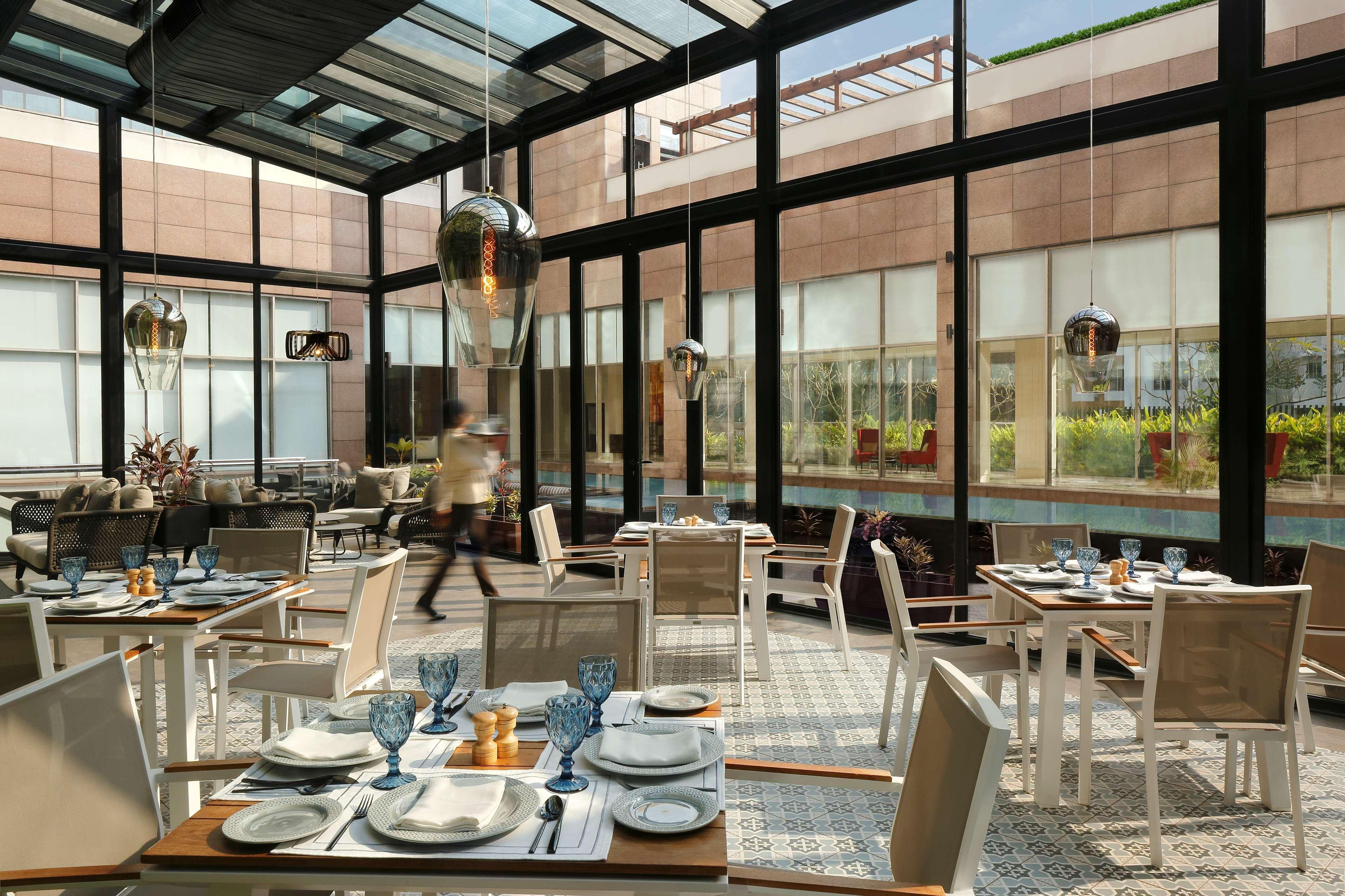 Radisson Blu Hotel Gauháti Kültér fotó The restaurant
