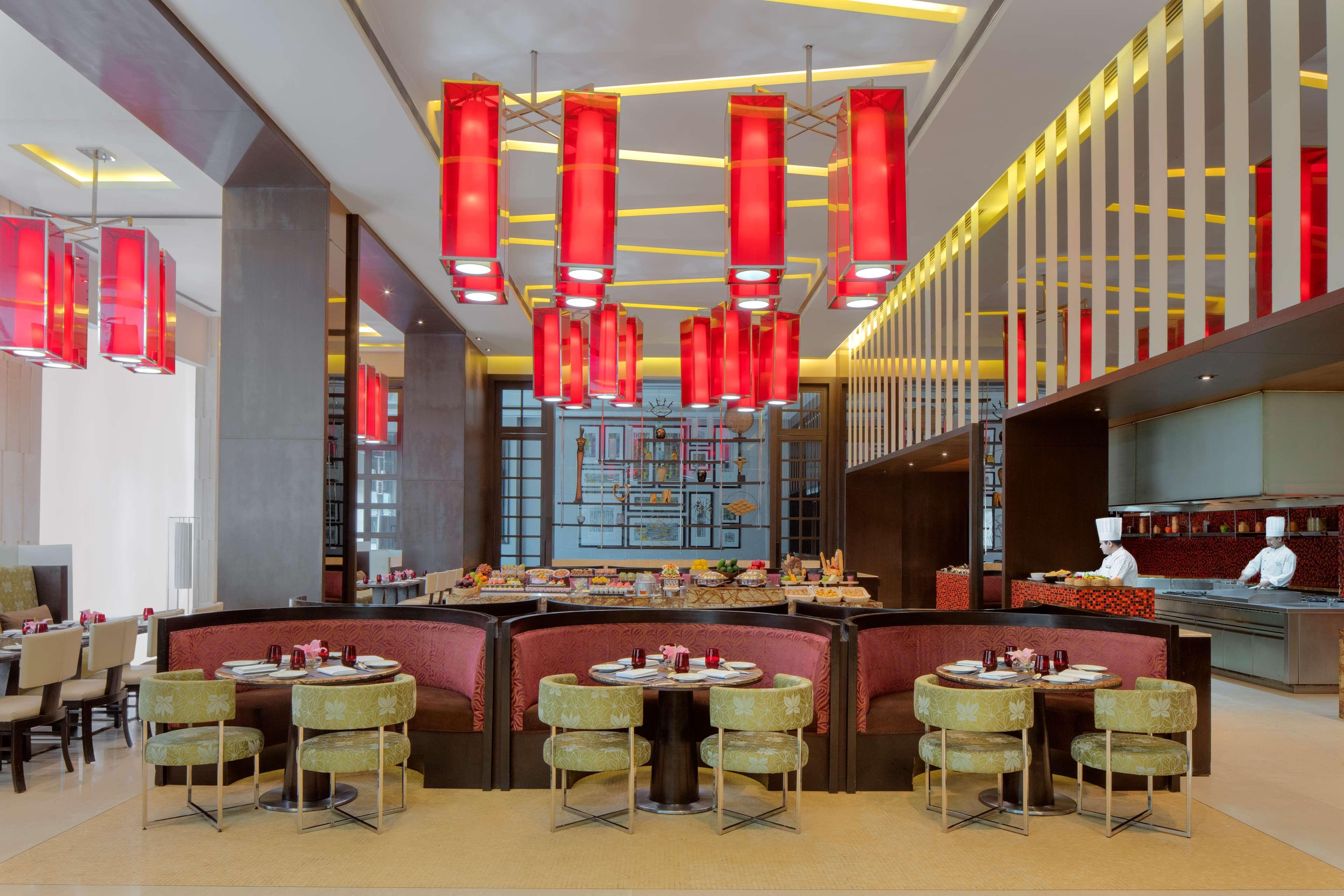 Radisson Blu Hotel Gauháti Kültér fotó The restaurant