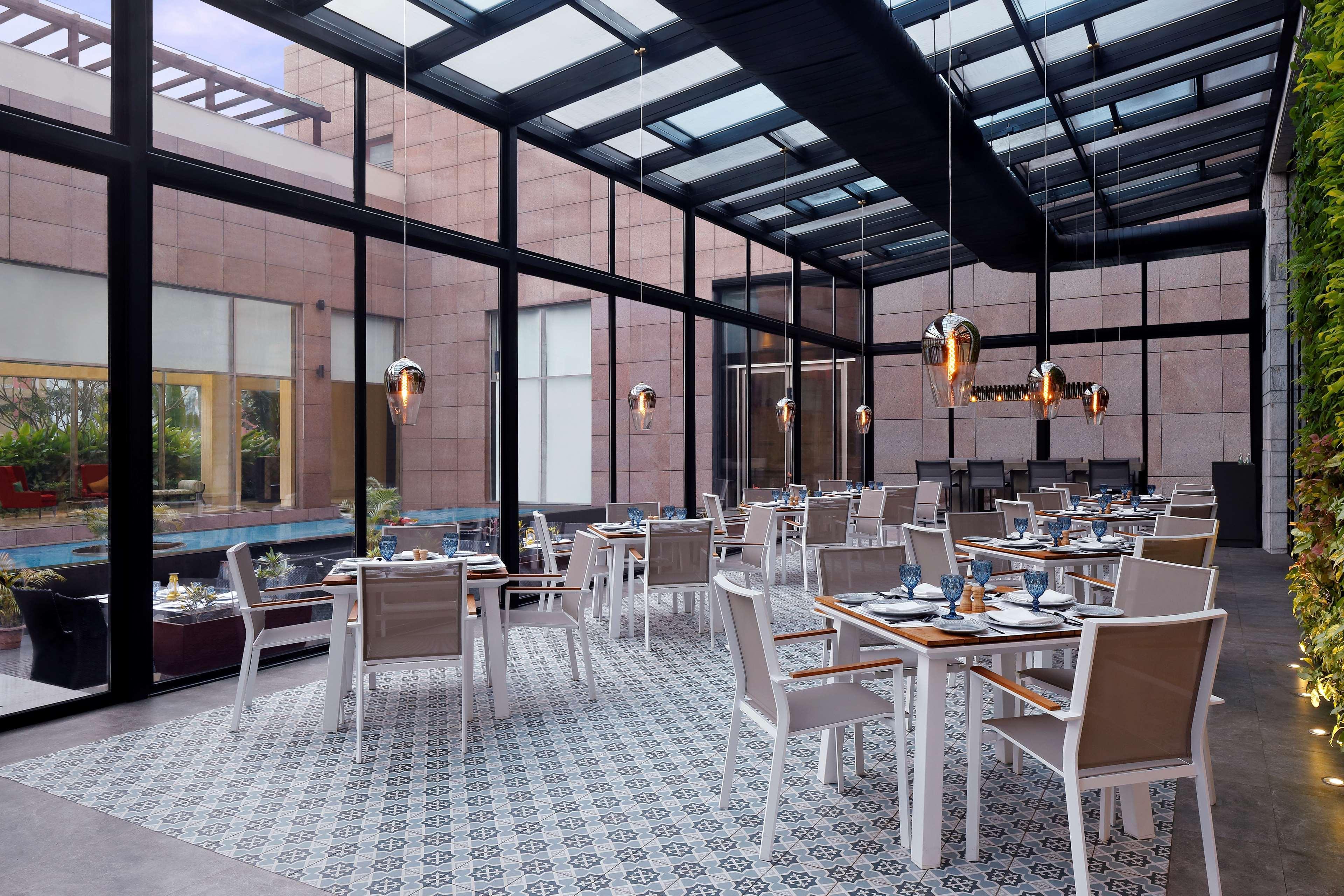 Radisson Blu Hotel Gauháti Kültér fotó The restaurant