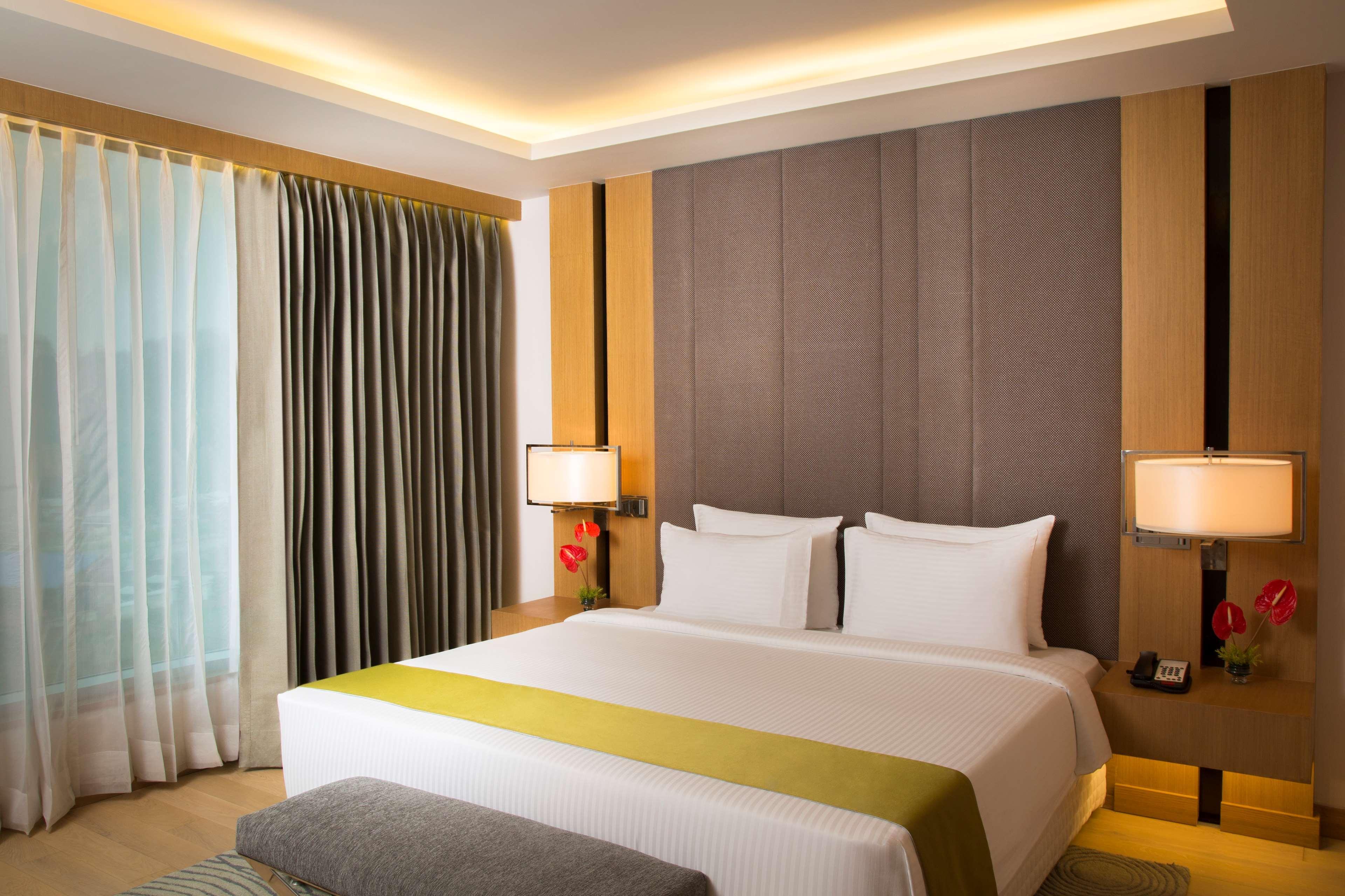 Radisson Blu Hotel Gauháti Kültér fotó A bedroom at the hotel