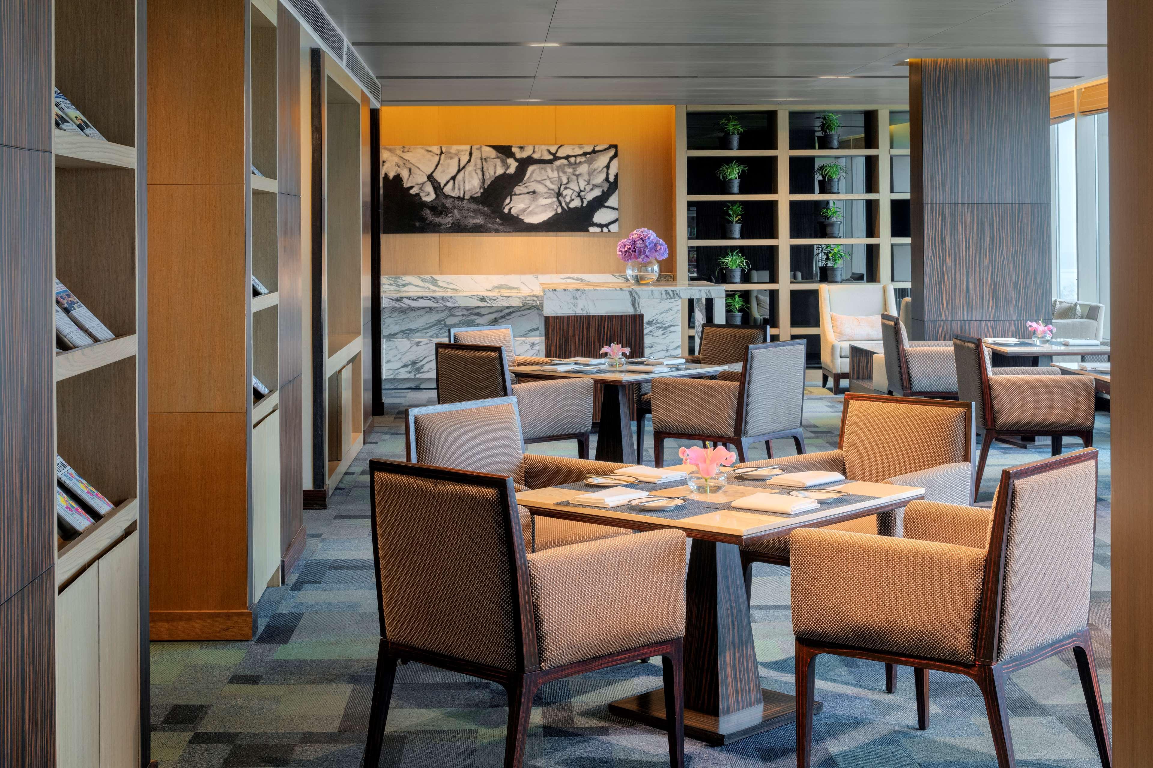 Radisson Blu Hotel Gauháti Kültér fotó The Club at Hong Kong International Airport