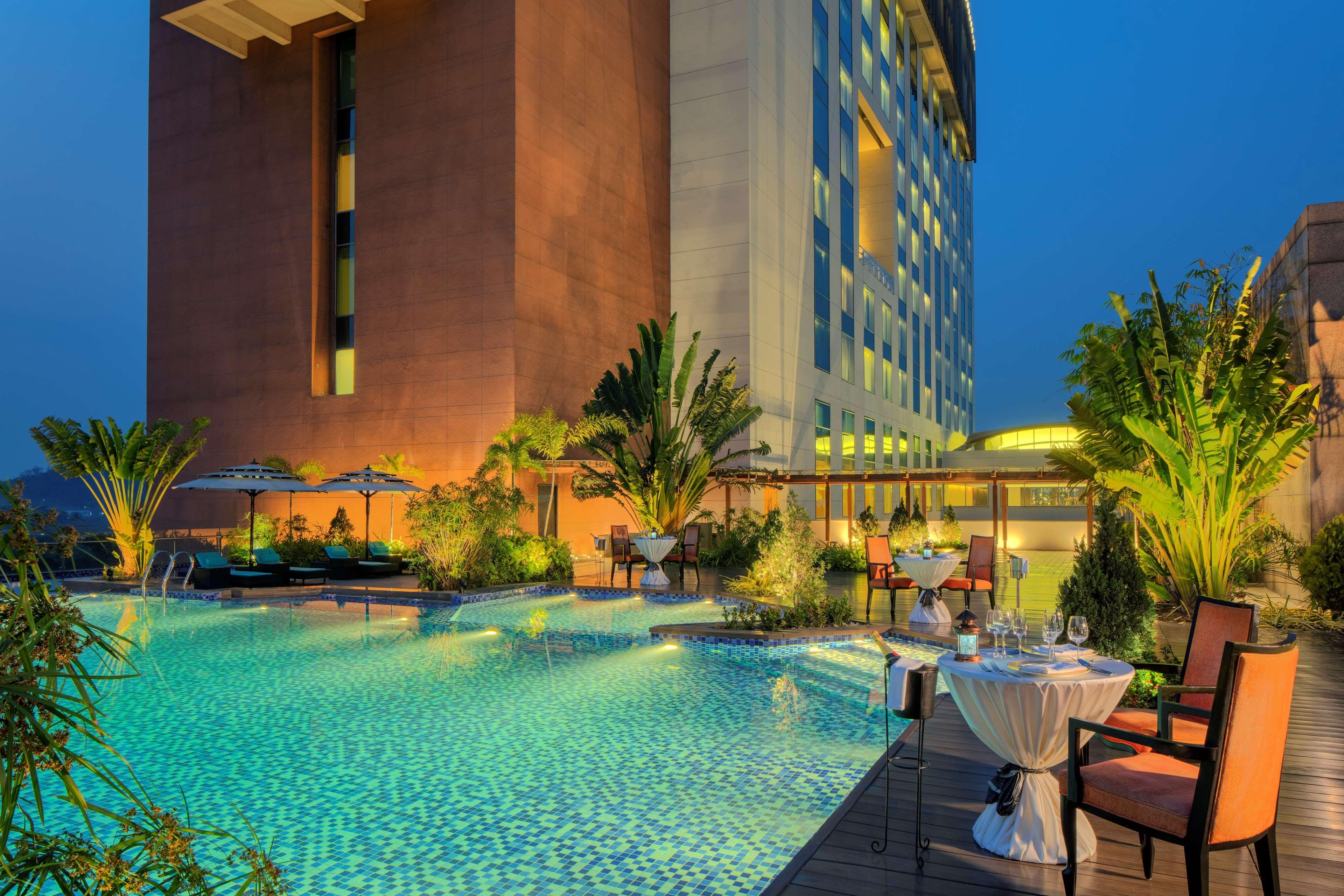 Radisson Blu Hotel Gauháti Kültér fotó The pool at the hotel