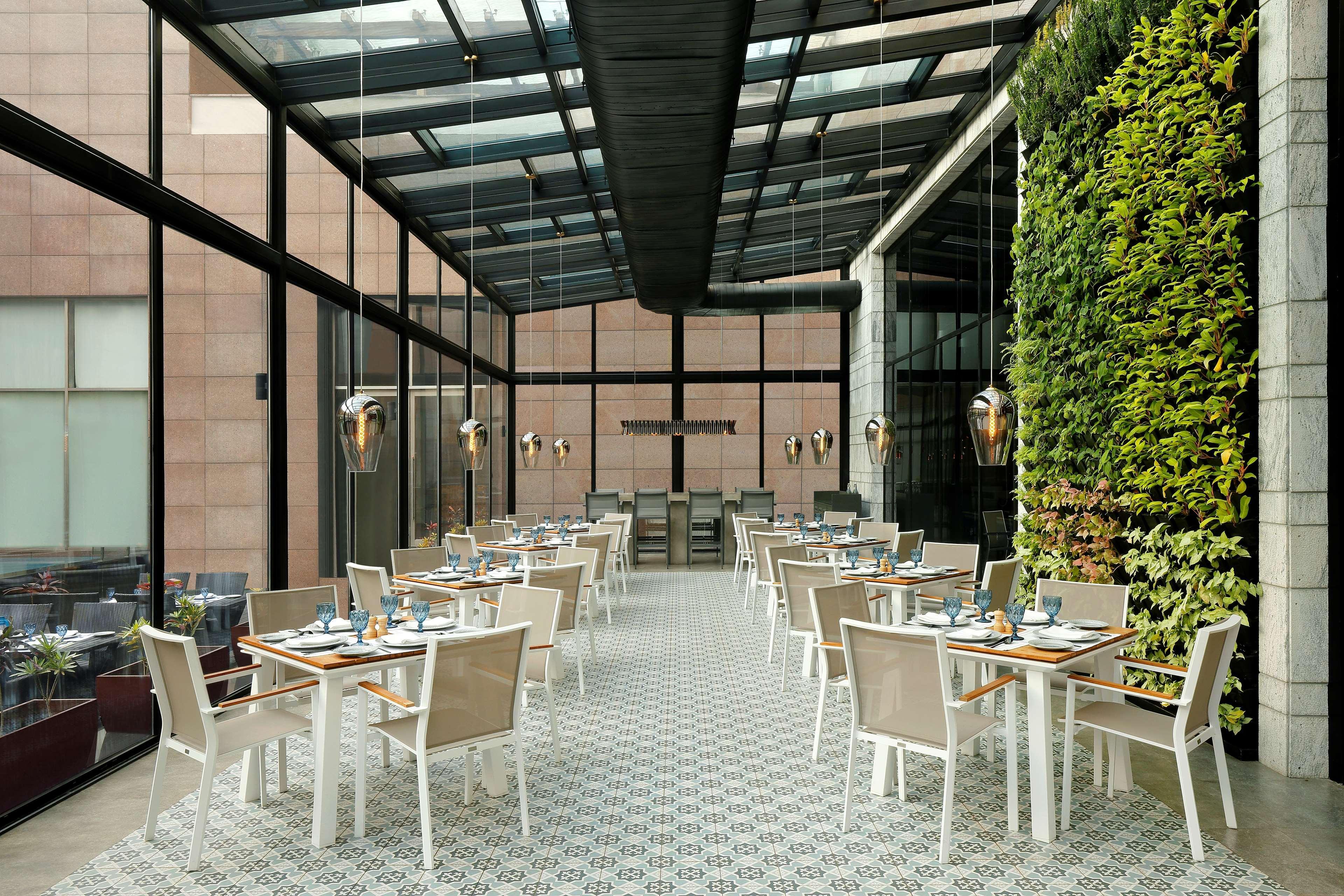 Radisson Blu Hotel Gauháti Kültér fotó The restaurant