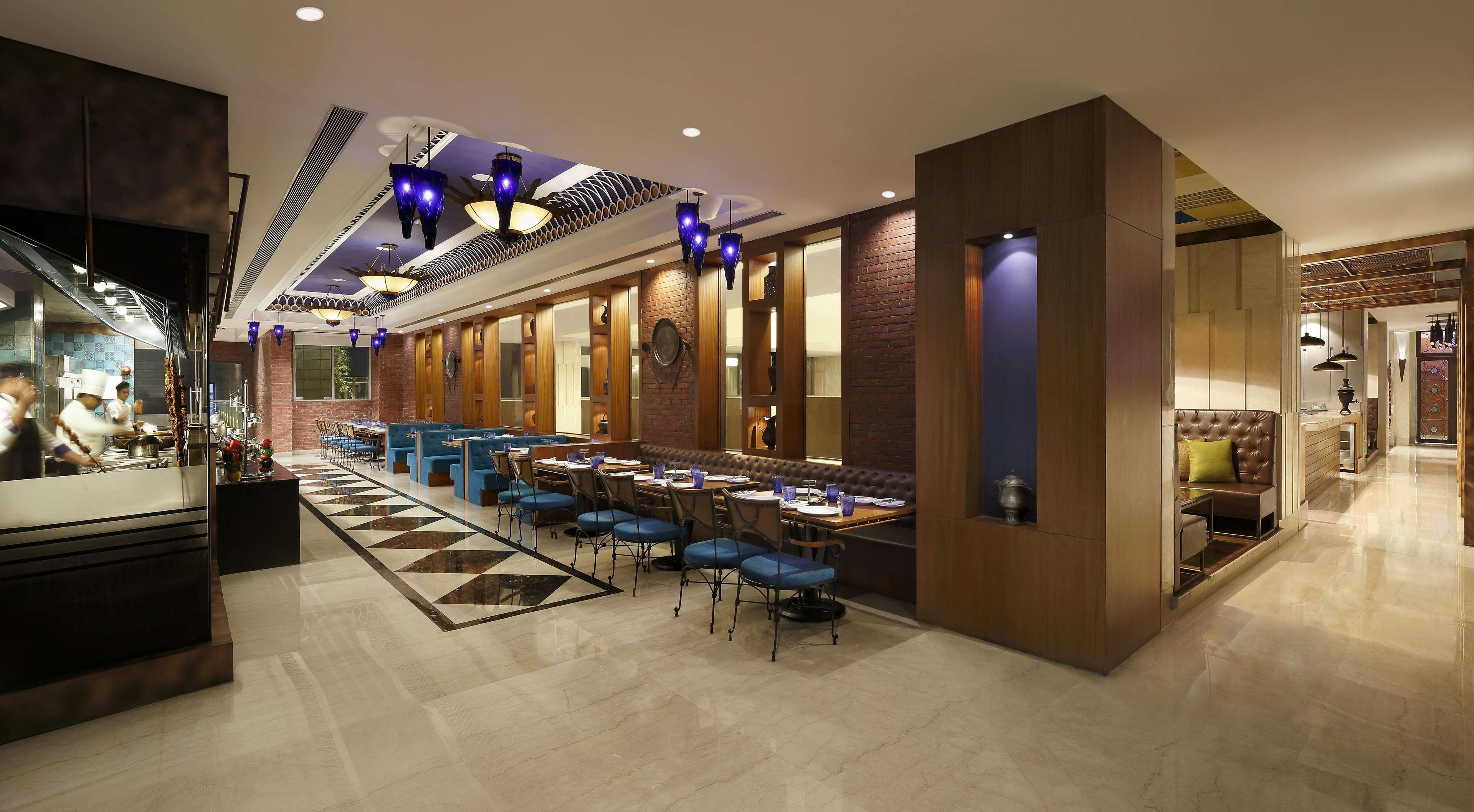 Radisson Blu Hotel Gauháti Kültér fotó The restaurant