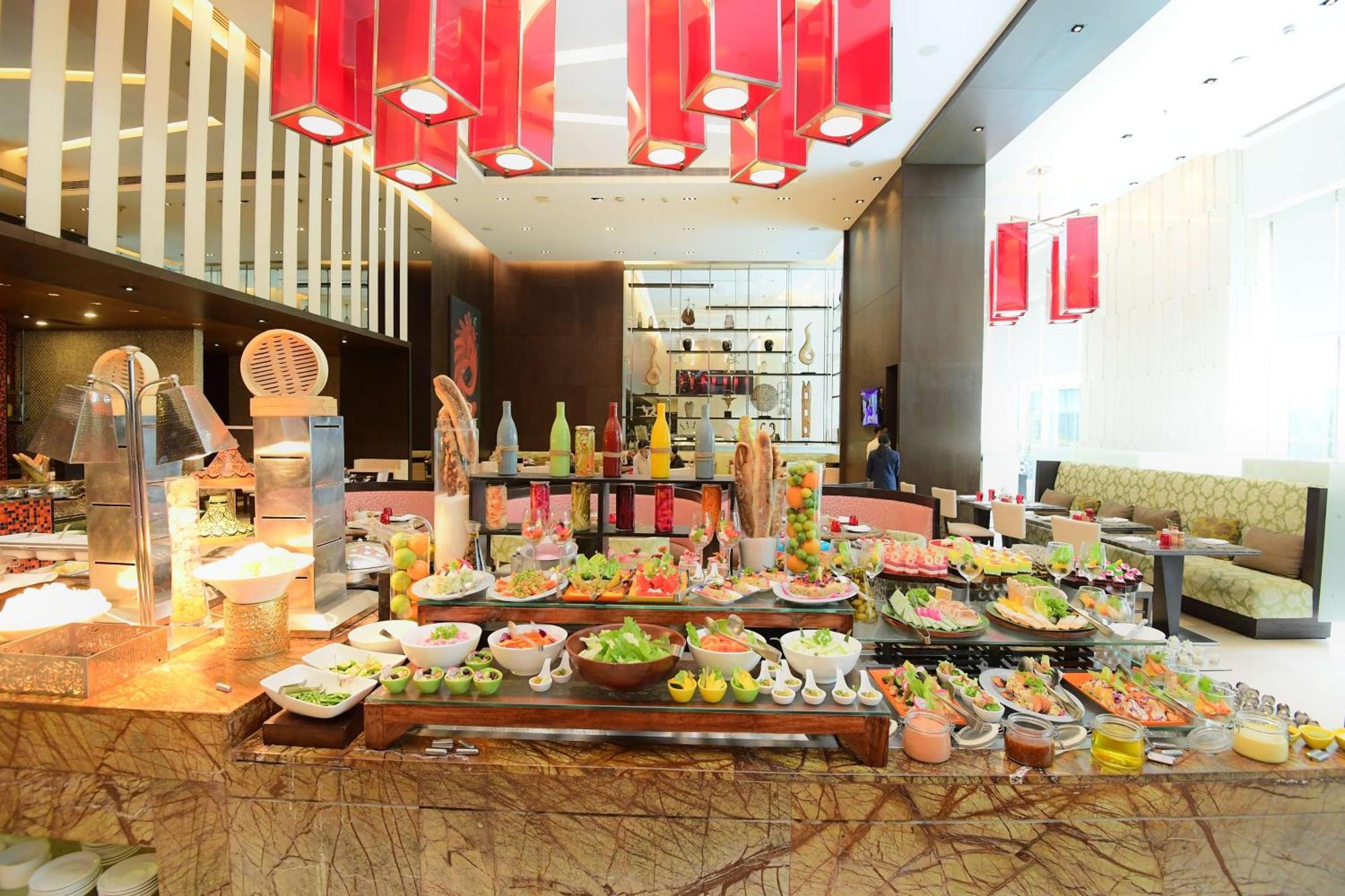 Radisson Blu Hotel Gauháti Kültér fotó A salad bar