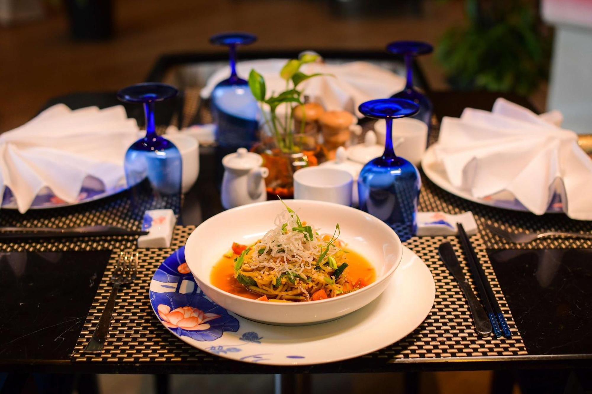 Radisson Blu Hotel Gauháti Kültér fotó A dish of Thai cuisine