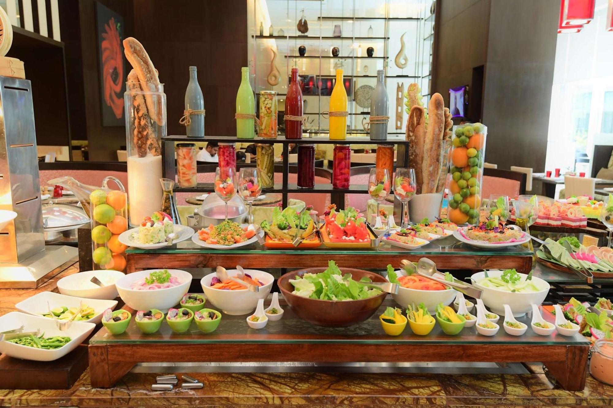 Radisson Blu Hotel Gauháti Kültér fotó A salad bar