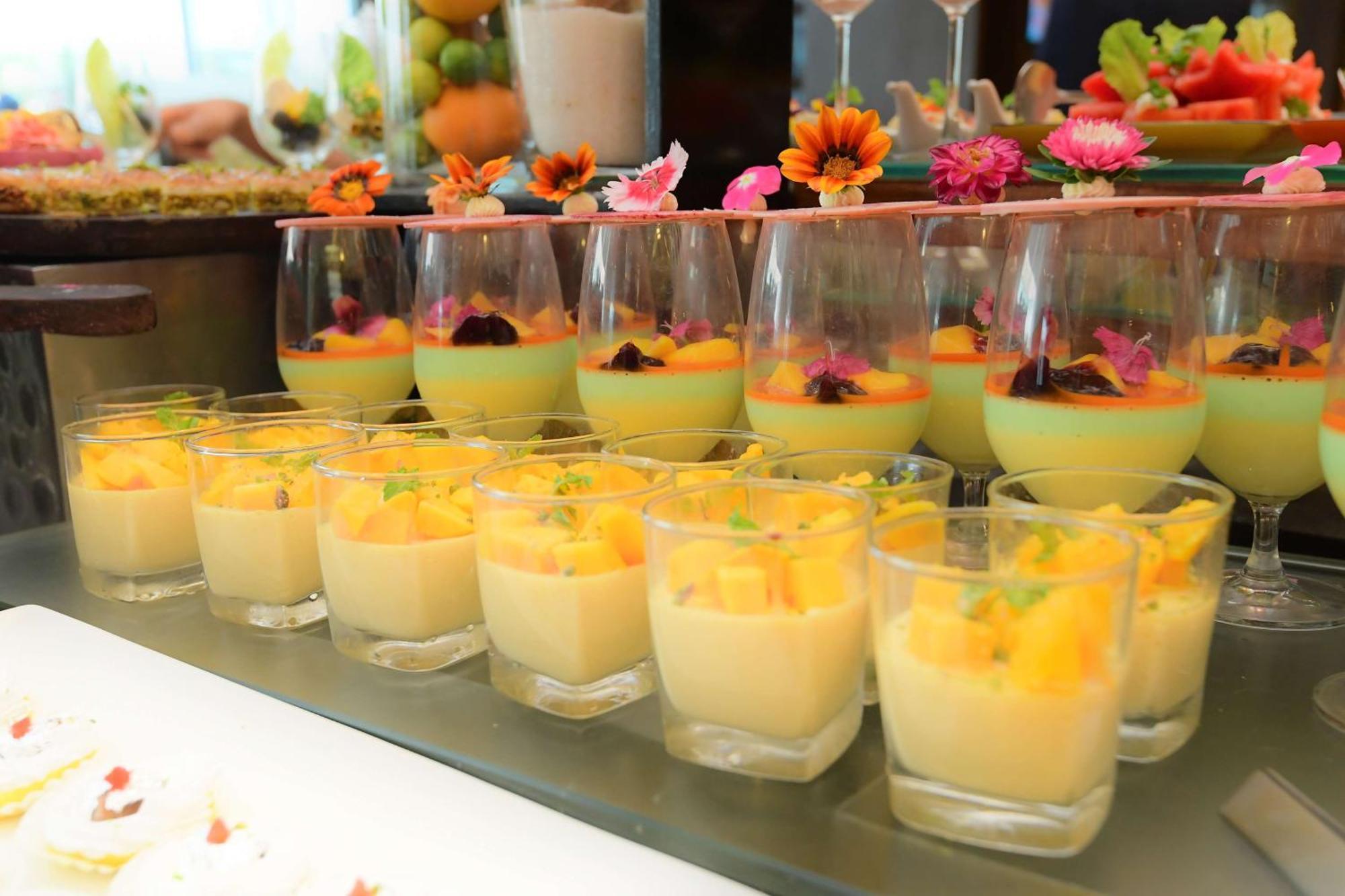 Radisson Blu Hotel Gauháti Kültér fotó Mango pudding