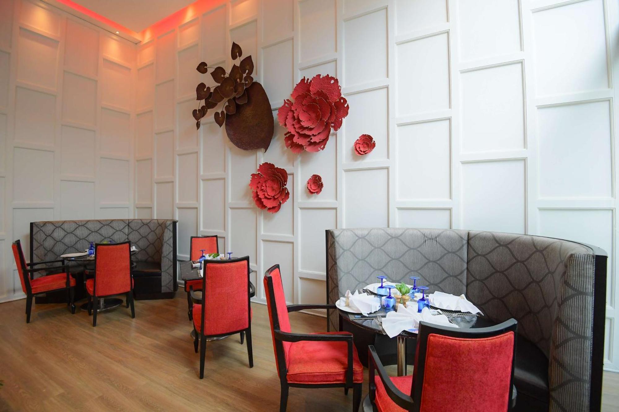 Radisson Blu Hotel Gauháti Kültér fotó The interior of the restaurant