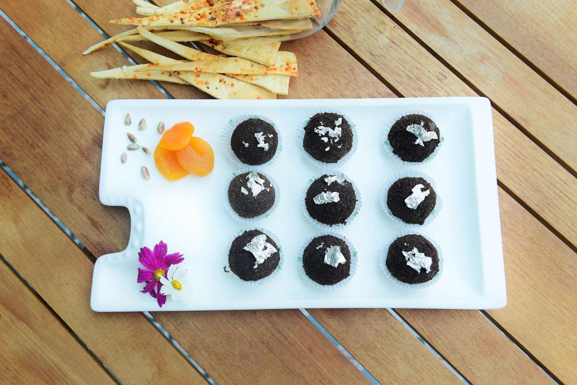 Radisson Blu Hotel Gauháti Kültér fotó Chocolate truffles
