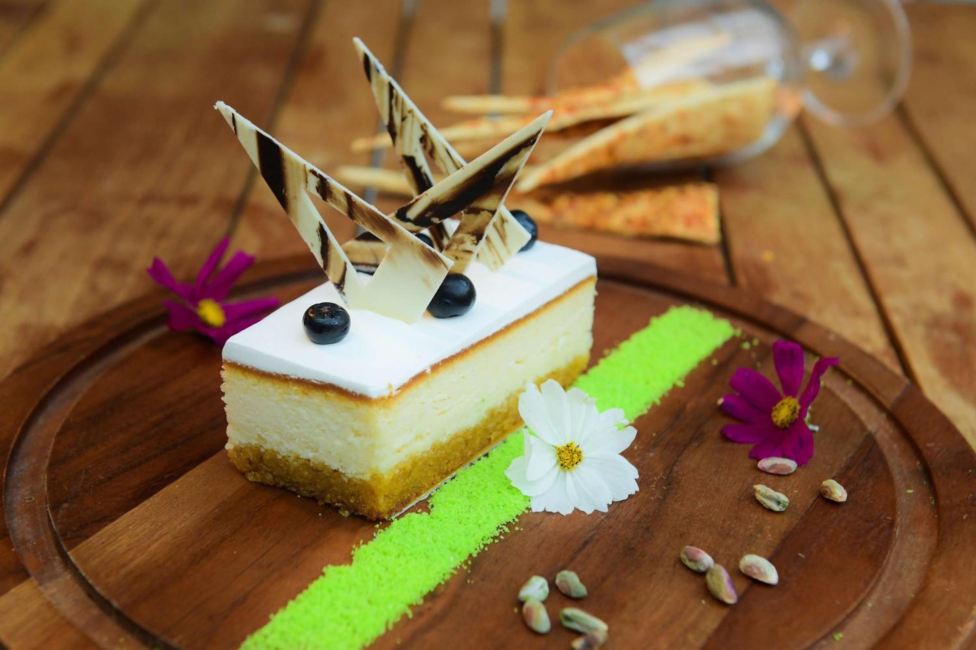 Radisson Blu Hotel Gauháti Kültér fotó A cheesecake