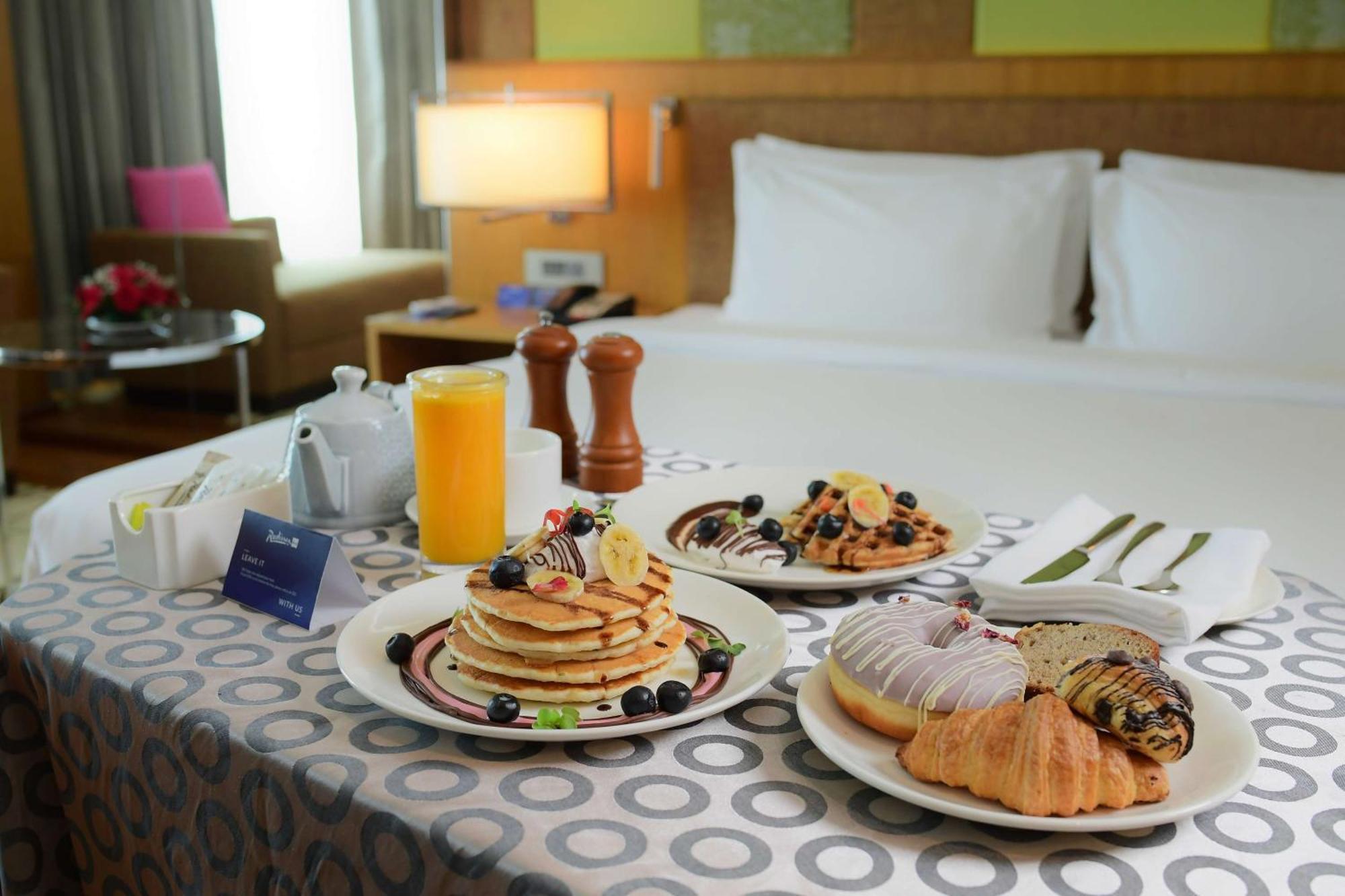 Radisson Blu Hotel Gauháti Kültér fotó Room service