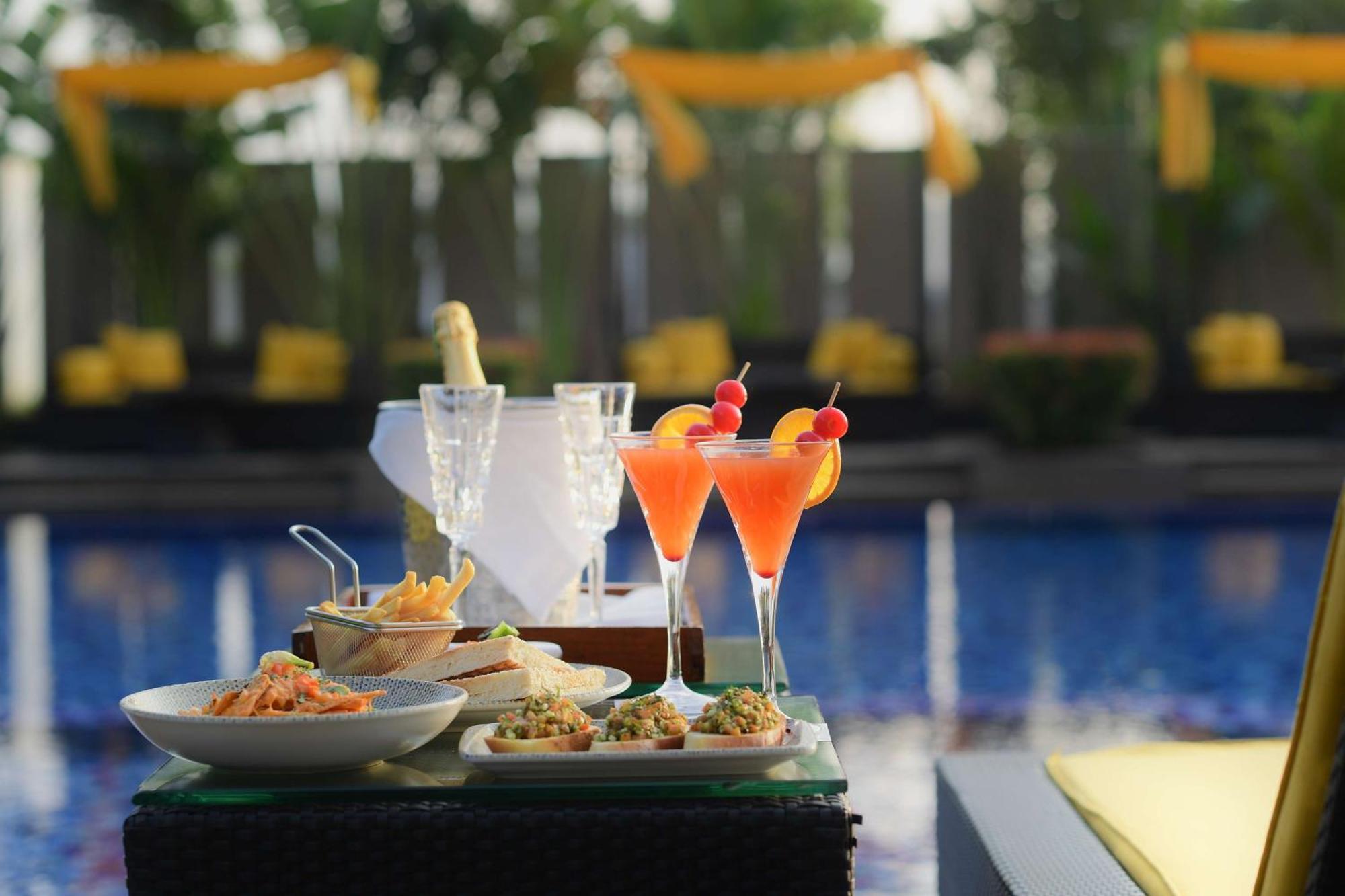 Radisson Blu Hotel Gauháti Kültér fotó Cocktails at the bar